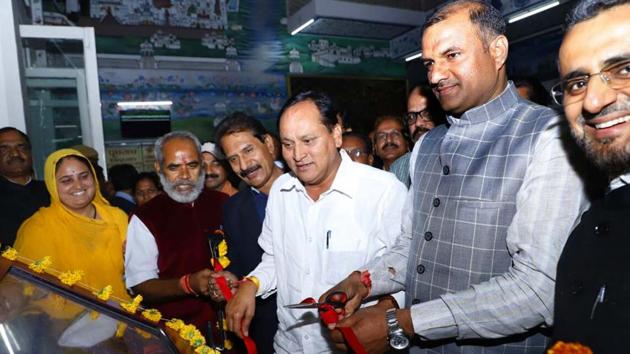 Udaipur MP Arjun Lal Meena and DRM Puneet Chawla launch 'e-suvidha' at Udaipur railway station on Sunday.(HT Photo)