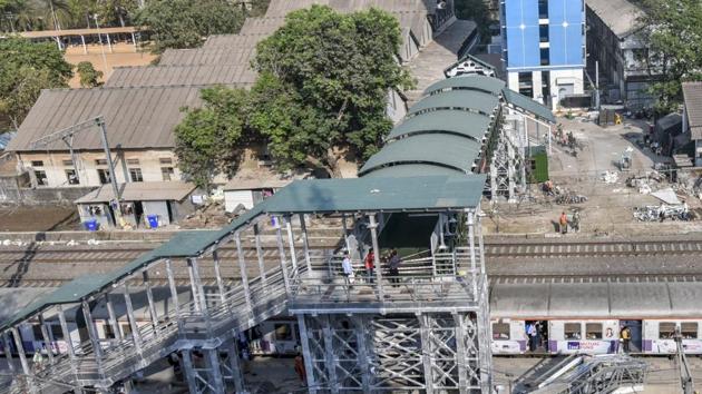 The Army bridge at Currey Road railway station.(Kunal Patil/HT Photo) The Army bridge at Currey Road railway station.(Kunal Patil/HT Photo)