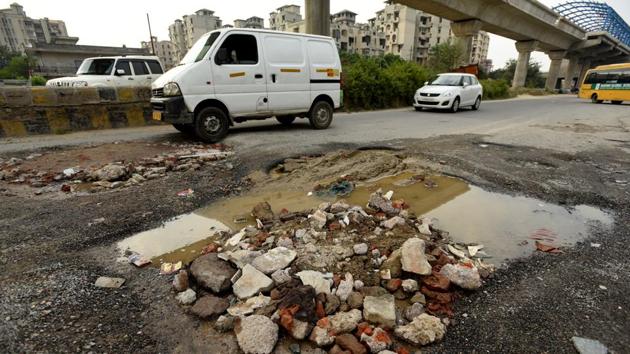 The drive will cover all roads that were resurfaced four years ago and have developed potholes.(Virendra Singh Gosain/HT PHOTO) The drive will cover all roads that were resurfaced four years ago and have developed potholes.(Virendra Singh Gosain/HT PHOTO)