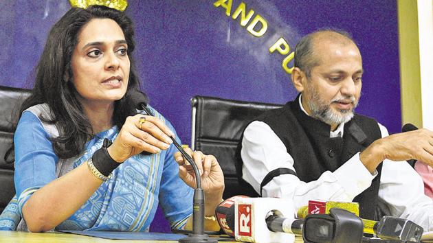Senior bureaucrats Pooja Joshi and Sandeep Mishra during a press conference at the secretariat in New Delhi on Monday. The officials wore black bands to protest the alleged assault of Delhi chief secretary Anshu Prakash by AAP leaders. (Sonu Mehta/HT PHOTO) Senior bureaucrats Pooja Joshi and Sandeep Mishra during a press conference at the secretariat in New Delhi on Monday. The officials wore black bands to protest the alleged assault of Delhi chief secretary Anshu Prakash by AAP leaders. (Sonu Mehta/HT PHOTO)