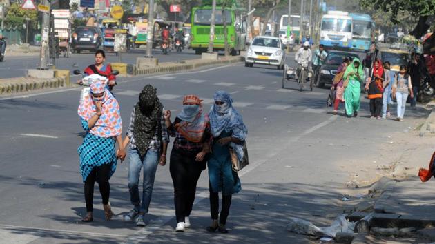 Girls protect themselves from the sun as the day temperature on Monday hit 30° Celsius, almost double the minimum temperature at 14° Celsius. (Parveen Kumar/HT Photo) Girls protect themselves from the sun as the day temperature on Monday hit 30° Celsius, almost double the minimum temperature at 14° Celsius. (Parveen Kumar/HT Photo)