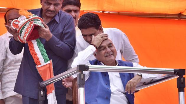 Former Haryana chief minister Bhupinder Singh Hooda at the launch of his an Kranti Yatra at Hodal Anaj Mandi in Palwal district on Sunday. The event drew huge crowds.(Sanjeev Verma/HT PHOTO)