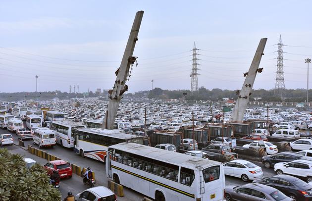 The route diversions hit traffic movement at the Sirhaul toll on Monday.(Sanjeev Verma/HT PHOTO) The route diversions hit traffic movement at the Sirhaul toll on Monday.(Sanjeev Verma/HT PHOTO)