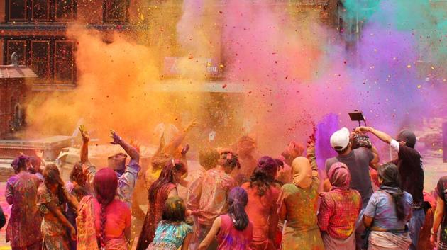 The old and the young come over to our place on the festival day and exchange colours to mark the festival.(Shutterstock)