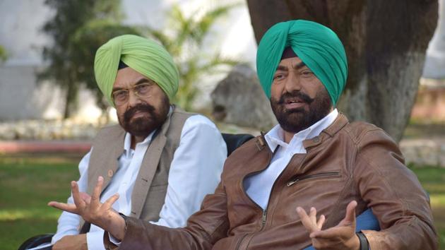 Leader of opposition Sukhpal Singh Khaira (R) and Kharar MLA Kanwar Sandhu of the Aam Aadmi Party at a press conference in Chandigarh on Monday.(Sikander Singh/HT)