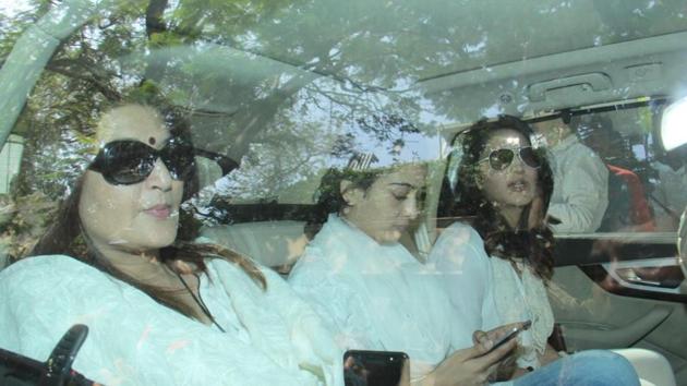 Actors Sarika, Akshara and Shruti Hassan seen arriving to condole Sridevi’s demise, at Anil Kapoor’s residence in Mumbai. (Pramod Thakur / HT Photo) Actors Sarika, Akshara and Shruti Hassan seen arriving to condole Sridevi’s demise, at Anil Kapoor’s residence in Mumbai. (Pramod Thakur / HT Photo)