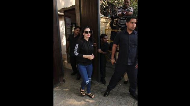 Amisha Patel seen arriving to condole Sridevi’s demise at Anil Kapoor’s Juhu residence. (Pramod Thakur / HT Photo) Amisha Patel seen arriving to condole Sridevi’s demise at Anil Kapoor’s Juhu residence. (Pramod Thakur / HT Photo)