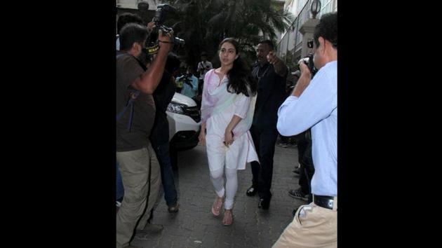 Sara Ali Khan seen arriving at Anil Kapoor’s Juhu residence. (Pramod Thakur / HT Photo) Sara Ali Khan seen arriving at Anil Kapoor’s Juhu residence. (Pramod Thakur / HT Photo)