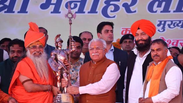 Chief minister ML Khattar being felicitated at Gondar village in Karnal district on Monday.(HT Photo)