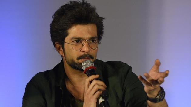 Actor Raqesh Bapat interacts with the students during Hindustan Times Scholarship Programme 2017-18 at Jawaharlal Nehru Memorial Hall, Camp in Pune. (Pratham Gokhale/HT Photo) 