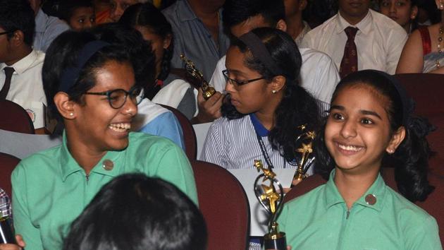 Students interact with each other at the Hindustan Times Scholarship Programme 2017-18 at Jawaharlal Nehru Memorial Hall, Camp in Pune. (Pratham Gokhale/HT Photo) 