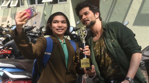 A student takes a selfie with Raqesh Bapat during Hindustan Times Scholarship Programme 2017-18 at Jawaharlal Nehru Memorial Hall, Camp in Pune. (Pratham Gokhale/HT Photo) 