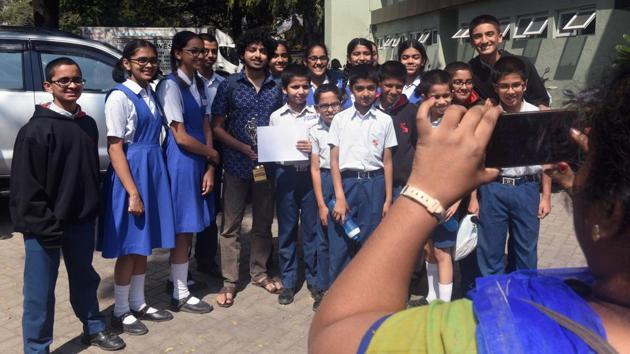 Students get their picture clicked with Alok Rajwade during Hindustan Times Scholarship Programme 2017-18 at Jawaharlal Nehru Memorial Hall, Camp in Pune (Pratham Gokhale/HT Photo) 