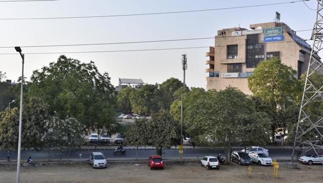HSIIDC auctioned 11 acres of prime land in Udyog Vihar to DLF at ₹1,496 crore in Gurgaon (Sanjeev Verma/HT PHOTO) HSIIDC auctioned 11 acres of prime land in Udyog Vihar to DLF at ₹1,496 crore in Gurgaon (Sanjeev Verma/HT PHOTO)
