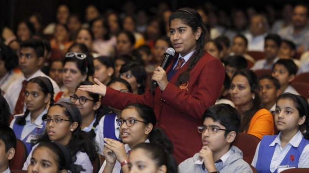 Ariya Chauhan, 9th standard student of The Bishop’s co-ed School asks a question to the panel of chief guests during the Hindustan Times Scholarship Programme 2017-18 at Jawaharlal Nehru Memorial Hall, Camp in Pune. (RAHUL RAUT/HT PHOTO) 