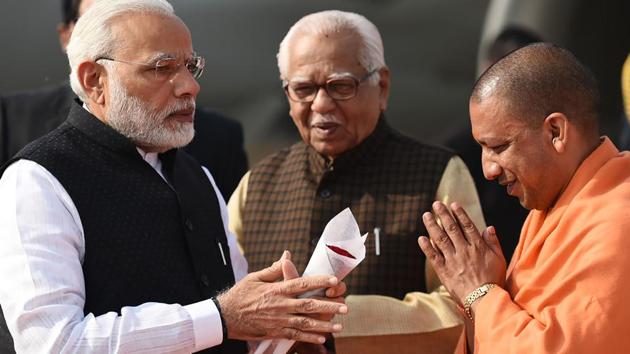 Prime Minister Narendra Modi being welcomed by Governor of Uttar Pradesh Ram Naik (centre) and Uttar Pradesh CM Yogi Adityanath at the UP Investors Summit 2018, in Lucknow.(AFP/PIB handout)