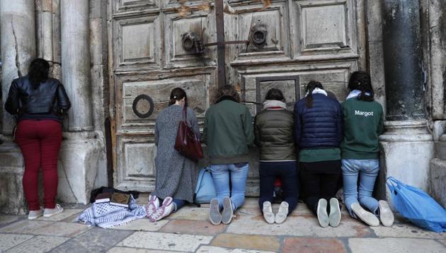 Pilgrims pray outside the closed gate of the Church of the Holy Sepulchre in Jerusalem's Old City on February 27, 2018. (AFP Photo) Pilgrims pray outside the closed gate of the Church of the Holy Sepulchre in Jerusalem's Old City on February 27, 2018. (AFP Photo)