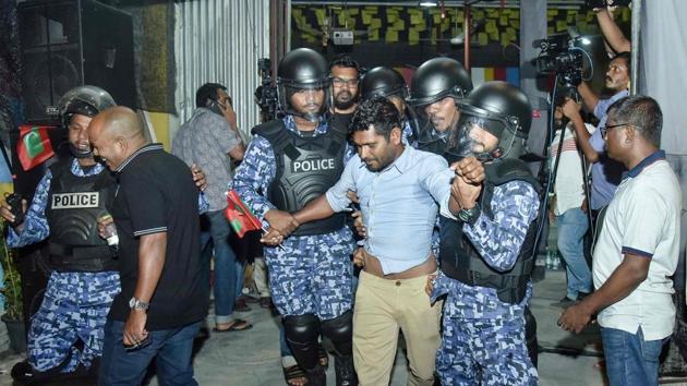 This picture taken on February 21, 2018 shows Maldivian police officers detaining an opposition protestor (C) demanding the release of political prisoners during a protest in Male.(AFP Photo) This picture taken on February 21, 2018 shows Maldivian police officers detaining an opposition protestor (C) demanding the release of political prisoners during a protest in Male.(AFP Photo)