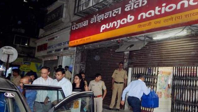 Enforcement Directorate (ED) officials outside a Punjab National Bank (PNB) branch in Thane after they seized cash, jewellery and bonds worth several crores during a raid in relation to the Nirav Modi-PNB fraud case on February 20, 2018.(PTI Photo)