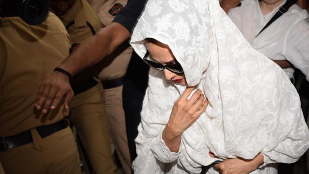 Actror Rekha arrives at actor Anil Kapoor's Juhu residence to meet the members of the Kapoor family and to condole the death of Sridevi in Mumbai. (IANS) Actror Rekha arrives at actor Anil Kapoor's Juhu residence to meet the members of the Kapoor family and to condole the death of Sridevi in Mumbai. (IANS)