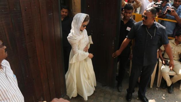 Actor Urmila Matondkar arrives at actor Anil Kapoor's Juhu residence in Mumbai. (IANS) Actor Urmila Matondkar arrives at actor Anil Kapoor's Juhu residence in Mumbai. (IANS)