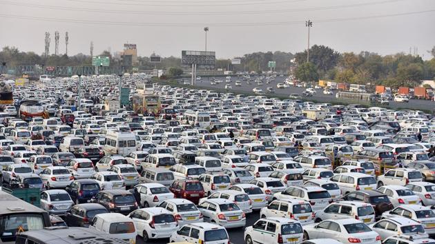 Serpentine snarls were the order of the day, on Tuesday, at Sirhaul where the traffic police had placed jersey barriers and assigned lanes for different vehicles to streamline traffic and reduce congestion. (Sanjeev Verma/HT PHOTO) Serpentine snarls were the order of the day, on Tuesday, at Sirhaul where the traffic police had placed jersey barriers and assigned lanes for different vehicles to streamline traffic and reduce congestion. (Sanjeev Verma/HT PHOTO)