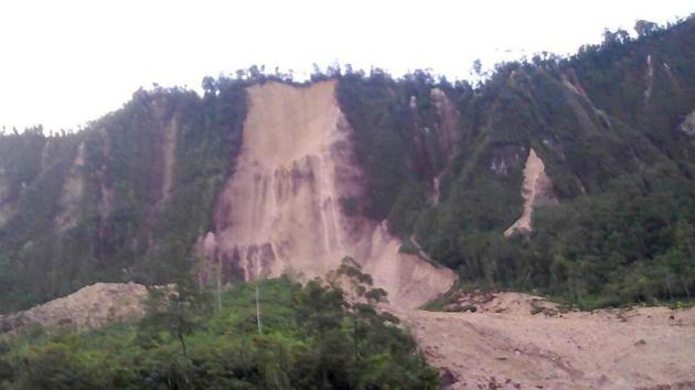 A supplied image shows a landslide and damage to a road located near the township of Tabubil after an earthquake that struck Papua New Guinea's Southern Highlands, February 26, 2018.(Reuters Photo) A supplied image shows a landslide and damage to a road located near the township of Tabubil after an earthquake that struck Papua New Guinea's Southern Highlands, February 26, 2018.(Reuters Photo)