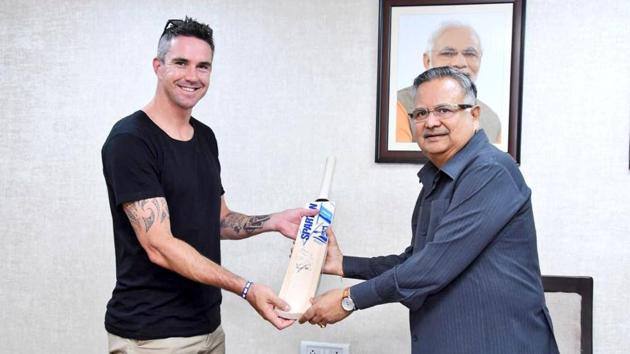 Kevin Pietersen met Chhattisgarh Chief Minister Raman Singh at his residence in Raipur as he visited the state to build awareness on the wild buffalo and ‘hill myna’ bird, two rare species which are on the verge of extinction.(Twitter @KP24)