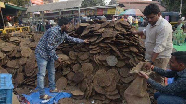 Cow dung goes on sale ahead of Holi in Pune. The dung is burnt with wood to spread what many believe is healthy ‘smoke’. (HT PHOTO) Cow dung goes on sale ahead of Holi in Pune. The dung is burnt with wood to spread what many believe is healthy ‘smoke’. (HT PHOTO)
