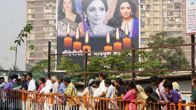 Fans of Sridevi, with banners and flowers, have been standing in the queue at Celebration Sports Club since morning to pay their last respects to the departed star. While the gates for the general public opened after 10 am, fans from across the country started queuing up to pay their last respects to the “Chandni” star since 6 in the morning. (Prodip Guha  / HT Photo) 