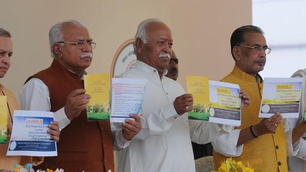 (From left) CM Manohar Lal Khattar, RSS chief Mohan Bhagwat, and Union agriculture minister Radha Mohan Singh at Laxmanrao Inamdar National Cooperative Research and Development Academy in Sector 18, on Wednesday.(Parveen Kumar/HT Photo)
