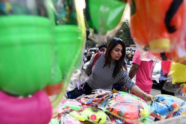 People shop for colours and water guns at APMC market, Vashi, ahead of Holi. (Bacjchan Kumar/HT) People shop for colours and water guns at APMC market, Vashi, ahead of Holi. (Bacjchan Kumar/HT)