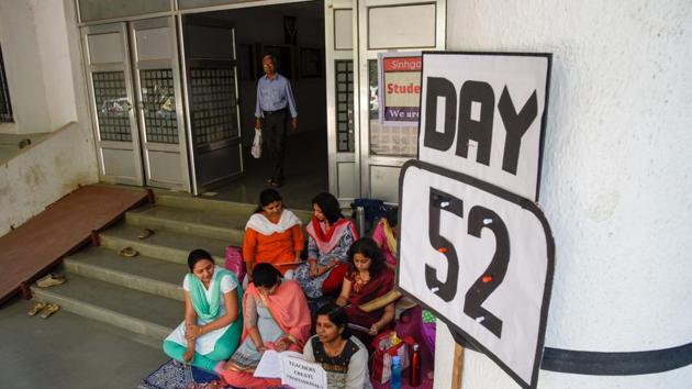 Professors of Sinhgad Institutes during their protest at Sinhgad Institutes, Narhe campus on February 22.(HT FILE PHOTO)