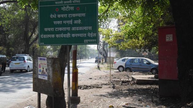 The issue of illegal dumping of garbage at the corner of Aundh-Khadki road and Park road has been addressed by Khadki Cantonment Board authorities and a notice board has been installed at dumping site.(HT PHOTO)