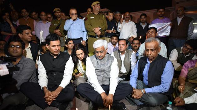 Chief secretary Anshu Prakash and other officers and employees of the Delhi government outside Rajghat on Wednesday.(Sanchit Khanna/ Hindustan Times)