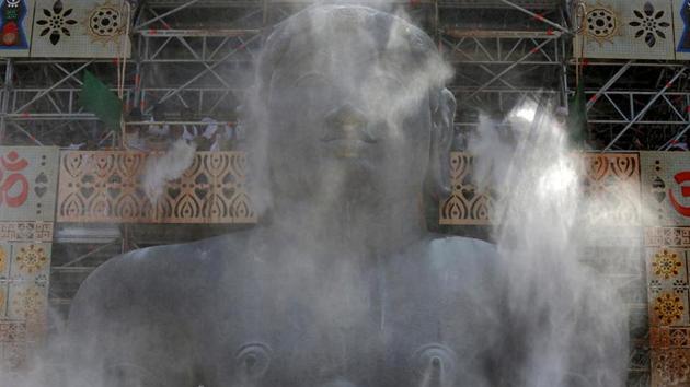 Devotees sprinkle rice flour on the monolithic statue of the Jain deity Gomateshwara. (Abhishek N. Chinnappa / REUTERS) Devotees sprinkle rice flour on the monolithic statue of the Jain deity Gomateshwara. (Abhishek N. Chinnappa / REUTERS)