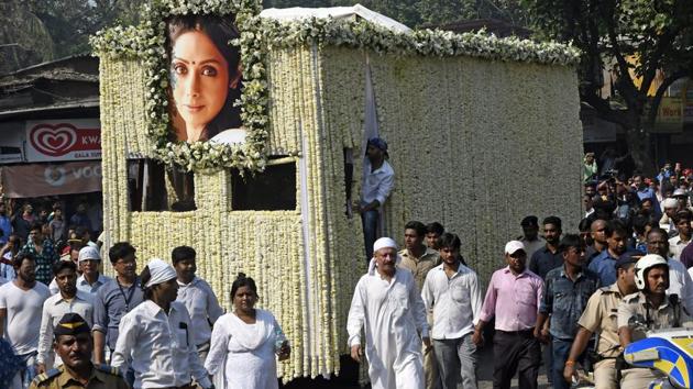 Sridevi’s funeral procession makes its way from a prayer hall in Lokhandwala to the crematorium in Vile Parle, flanked by thousands of mourning fans. (HT PHOTO/Shashi S Kashyap) Sridevi’s funeral procession makes its way from a prayer hall in Lokhandwala to the crematorium in Vile Parle, flanked by thousands of mourning fans. (HT PHOTO/Shashi S Kashyap)