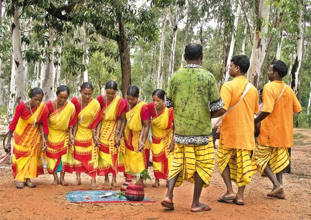Santhal women and men perform tribal dance at the weekly market(Saubhadra Chatterji)