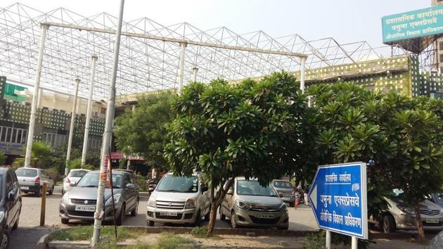 The committee has started inspecting housing projects at the site and will submit a report to Yamuna Expressway Authority. There are a total of 28 housing projects, which need to be inspected to ascertain if they are being built in violation of norms. (HT File Photo) The committee has started inspecting housing projects at the site and will submit a report to Yamuna Expressway Authority. There are a total of 28 housing projects, which need to be inspected to ascertain if they are being built in violation of norms. (HT File Photo)