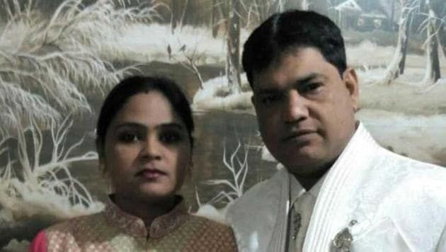 Umesh with Meenakshi. Umesh killed Meenakshi in their Bindapur flat and then surrendered to the police. He has confessed to have killed his wife.(HT Photo)