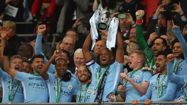 Vincent Kompany of Manchester City lifts the trophy after winning the EFL Cup final against Arsenal at Wembley Stadium on February 25, 2018 (last Sunday). (Getty Images) Vincent Kompany of Manchester City lifts the trophy after winning the EFL Cup final against Arsenal at Wembley Stadium on February 25, 2018 (last Sunday). (Getty Images)