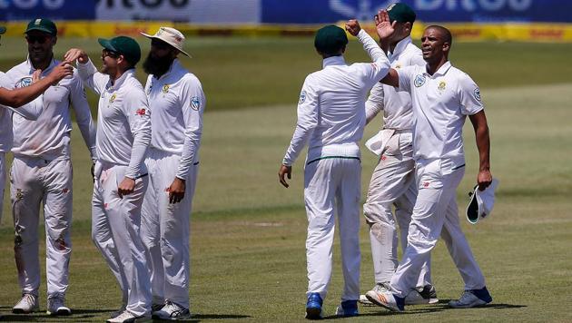 Vernon Philander (R) celebrates with teammates the wicket of David Warner during day one of the first Test between South Africa and Australia at Kingsmead Stadium in Durban. (AFP) Vernon Philander (R) celebrates with teammates the wicket of David Warner during day one of the first Test between South Africa and Australia at Kingsmead Stadium in Durban. (AFP)