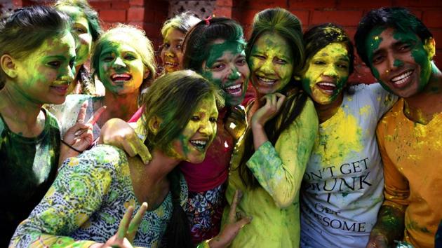 Holi in Delhi University hostels is all about keechad, bhang and mud pits.(Sonu Mehta/HT)