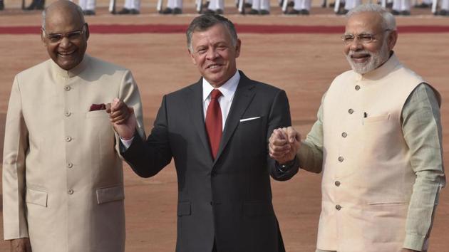 President Ram Nath Kovind with Jordan King Abdullah II bin Al-Hussein and Prime Minister Narendra Modi during the ceremonial reception at Rashtrapati Bhawan in New Delhi.(Vipin Kumar/HT Photo)