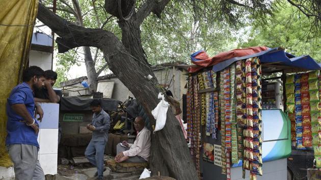 At present, a majority of vendors in Delhi do not have proper shops because of which they were unable to get loans as they had to show papers related to the shop as proof. (Saumya Khandelwal/HT FILE PHOTO) At present, a majority of vendors in Delhi do not have proper shops because of which they were unable to get loans as they had to show papers related to the shop as proof. (Saumya Khandelwal/HT FILE PHOTO)