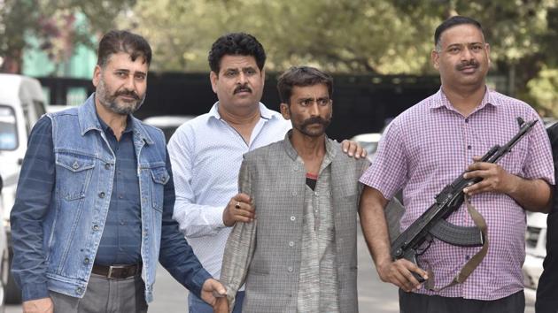 Delhi Police Special Cell arrested Vinod Kumar and recovered 24 pistols and 20 live cartridges from him. (Sonu Mehta/HT PHOTO) Delhi Police Special Cell arrested Vinod Kumar and recovered 24 pistols and 20 live cartridges from him. (Sonu Mehta/HT PHOTO)