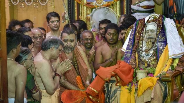 Auditor S Gurumurthy pay his last respects to Shankaracharya Jayendra Saraswathi, the 69th pontiff of the Kanchi Mutt, in Kanchipuram. (PTI Photo) Auditor S Gurumurthy pay his last respects to Shankaracharya Jayendra Saraswathi, the 69th pontiff of the Kanchi Mutt, in Kanchipuram. (PTI Photo)