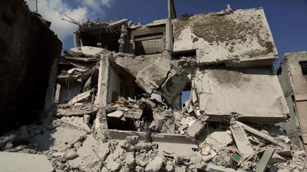 A Syrian man inspects the damage of a buildings which was destroyed earlier in regime air strikes, in the rebel-held besieged town of Douma in the eastern Ghouta region, on the outskirts of the capital Damascus, on February 28, 2018. (AFP Photo) A Syrian man inspects the damage of a buildings which was destroyed earlier in regime air strikes, in the rebel-held besieged town of Douma in the eastern Ghouta region, on the outskirts of the capital Damascus, on February 28, 2018. (AFP Photo)