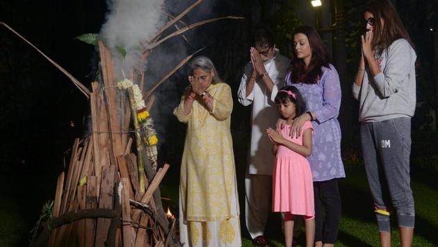 Amitabh Bachchan celebrates Holika with family. Amitabh Bachchan celebrates Holika with family.