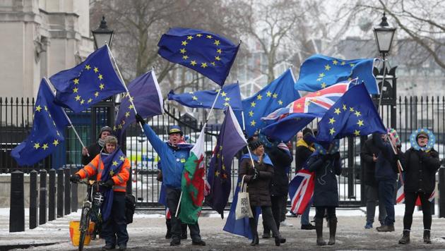 Pro-EU demonstrators wave flags outside 10 Downing street in central London on March 1, 2018.(AFP Photo)